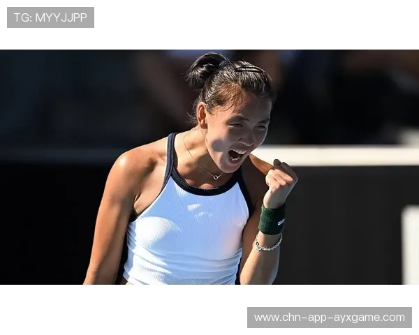 网球巨星怒砸球拍，被罚分后怒怼裁判